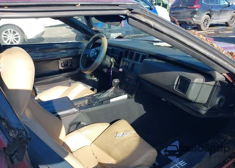 1988 Chevrolet Corvette z USA, uszkodzony, nr VIN 1G1YY2183J5100960